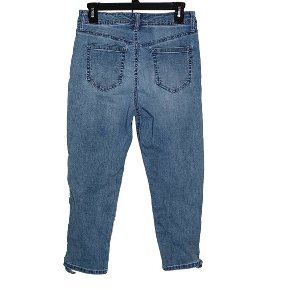 Bandolino Capris with Floral Embroidery EUC - Picture 6 of 8